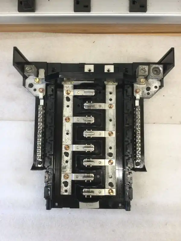 GE TM1615 8 Space/16 Circuit 120/240VAC Type THQL Guts Only Professional Grade